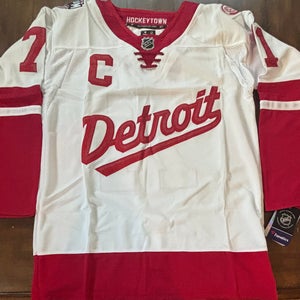 Detroit Red Wings Dylan Larkin # 71  Hockey  Jersey Size Medium (50) NWT