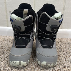 Kid's 5Y (Big Kids / Youth) Burton Zipline Boa Snowboard Boots (Used). Labeled 5K. euro 36.5