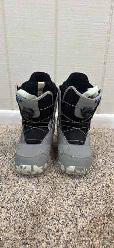 Kid's 5Y (Big Kids / Youth) Burton Zipline Boa Snowboard Boots (Used). Labeled 5K. euro 36.5