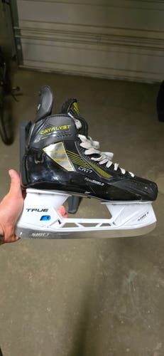 2022 True Catalyst 7 Hockey Skates Regular Width 10.5 (Used)