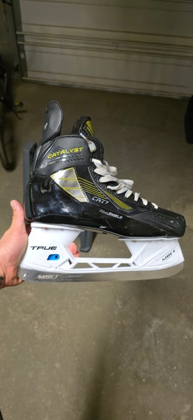 2022 True Catalyst 7 Hockey Skates Regular Width 10.5 (Used)