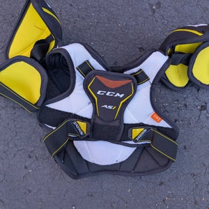 Medium Youth CCM Super Tacks AS1 Shoulder Pads (Used)
