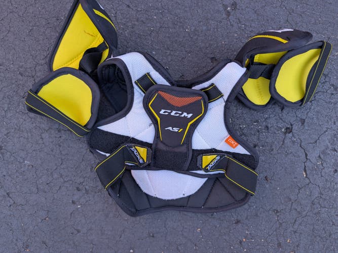 Medium Youth CCM Super Tacks AS1 Shoulder Pads (Used)