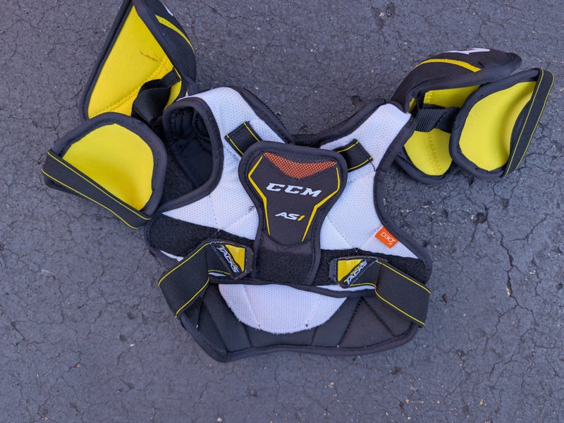 Medium Youth CCM Super Tacks AS1 Shoulder Pads (Used)