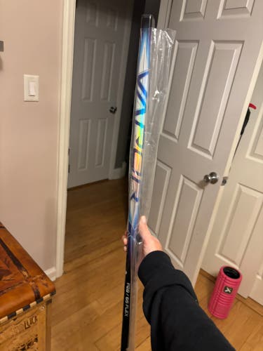 Intermediate Bauer Vapor FlyLite Right Handed Hockey Stick P28 (New)