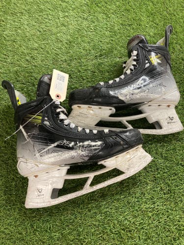 Senior Bauer Vapor Hyperlite 2 Hockey Skates Wide Width 9 (Used)