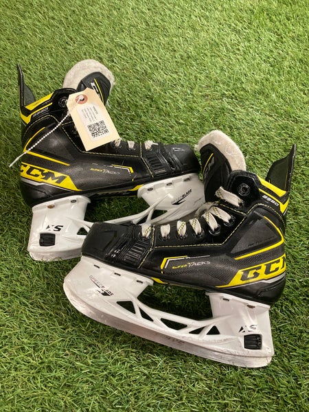 Junior CCM Super Tacks 9380 Hockey Skates Regular Width Size 1 (Used)