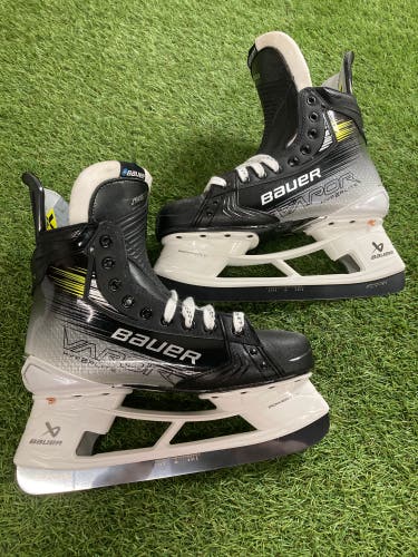 Senior Bauer Vapor Hyperlite 2 Hockey Skates Rockford IceHogs Pro Stock 8.25 (New)