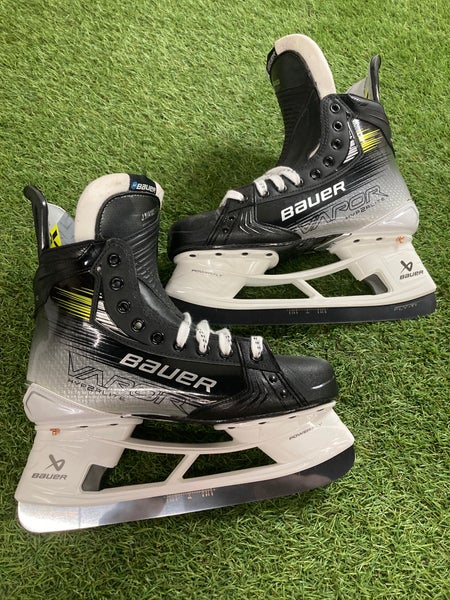 Senior Bauer Vapor Hyperlite 2 Hockey Skates Rockford IceHogs Pro Stock 8.25 (New)