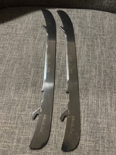 Bauer Fly-Ti Size 288 Hockey Steel Runners Great Condition