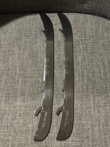 Bauer Fly-Ti Size 280 Hockey Steel Runners Great Condition