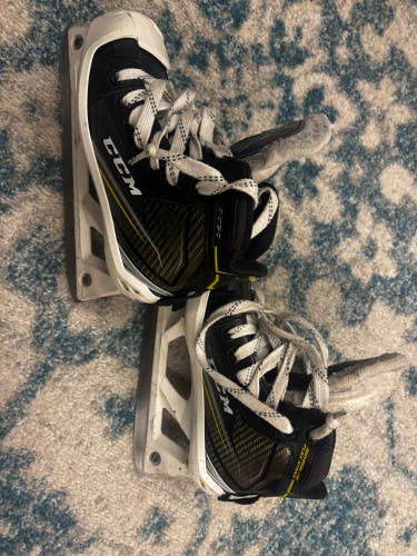 CCM Tacks 9060 Hockey Goalie Skates Size 1.5 (Used)