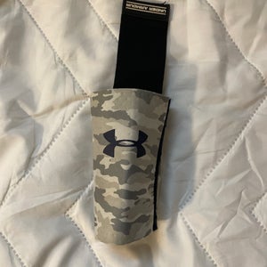 Under Armour Wrist Guard / Strap Adult size reversible camo and navy blue