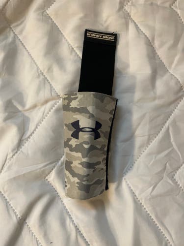Under Armour Wrist Guard / Strap Adult size reversible camo and navy blue