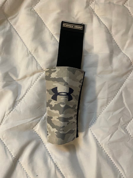 Under Armour Wrist Guard / Strap Adult size reversible camo and navy blue