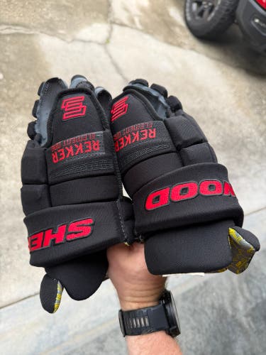 Team Canada Sher-Wood Rekker Element 1 Gloves 14" Pro Stock (Used)