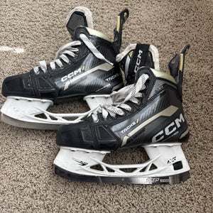2022 CCM AS-V Hockey Skates Wide Width Size 5 (Used)