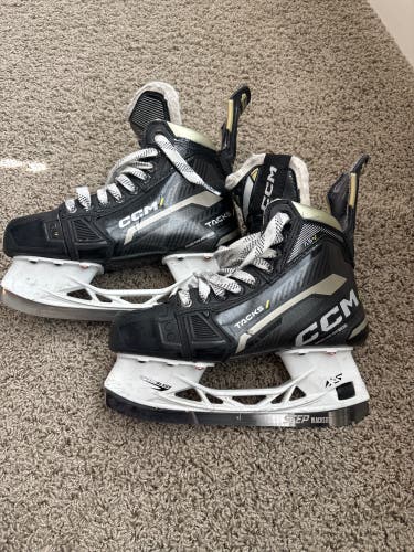 2022 CCM AS-V Hockey Skates Wide Width Size 5 (Used)