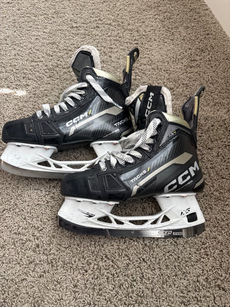 2022 CCM AS-V Hockey Skates Wide Width Size 5 (Used)