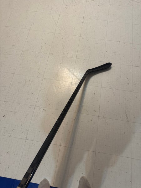 Intermediate Pro Blackout Right Handed Hockey Stick P28 (Used)
