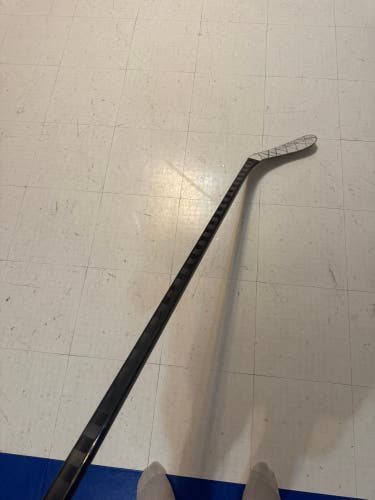 Intermediate Pro Blackout Right Handed Hockey Stick P28 (Used)