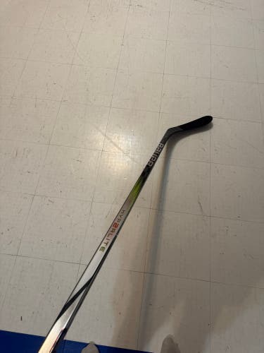 Intermediate Bauer Vapor Hyperlite 2 Right Handed Hockey Stick P28 (Used)