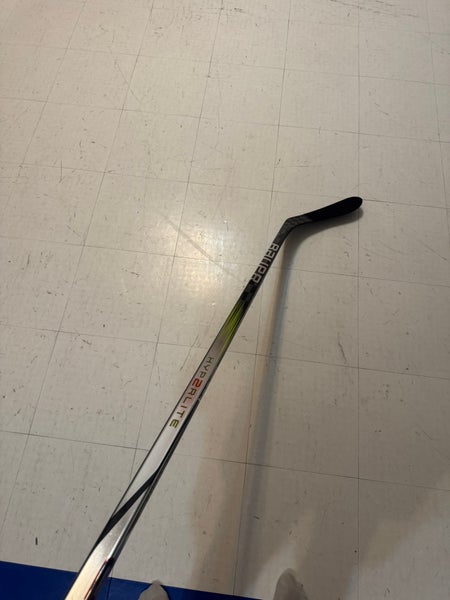 Intermediate Bauer Vapor Hyperlite 2 Right Handed Hockey Stick P28 (Used)