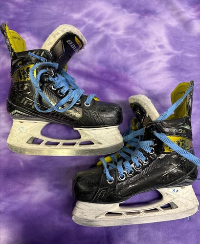 Intermediate Bauer Supreme 3S Hockey Skates Regular Width Size 4 (Used)