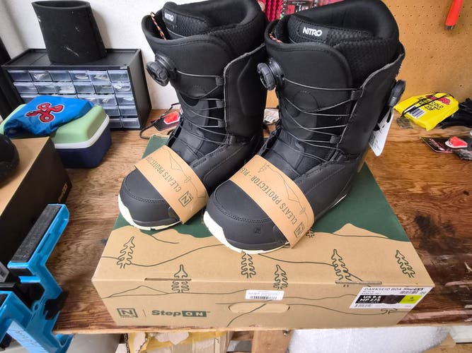 Men's Size M 9.5 (W 10.5) Nitro Darkseid Step On Snowboard Boots Stiff Flex All Mountain (New)