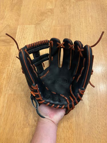 Wilson A2000 RH Baseball Glove 11.5" (Used)