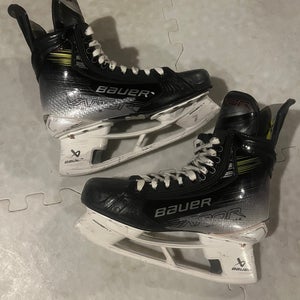 2023 Bauer Vapor Hyperlite 2 Hockey Skates Narrow Width 8.5 (Used)