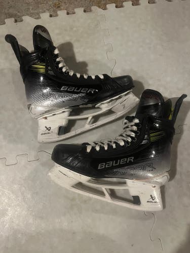2023 Bauer Vapor Hyperlite 2 Hockey Skates Narrow Width 8.5 (Used)