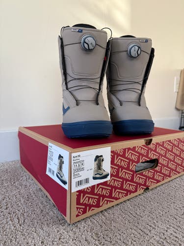 Men's Size M 11.5 (W 12.5) Vans Aura OG Snowboard Boots Medium Flex All Mountain (New)