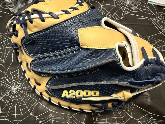 Wilson A2000 RH Baseball Catchers Mitt 34" (New)