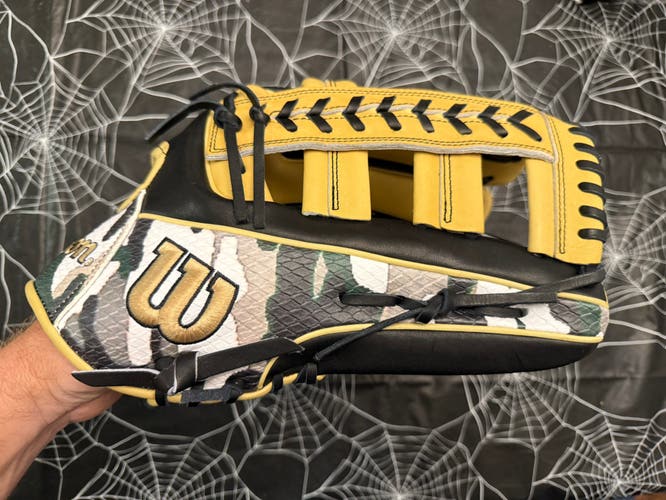 Wilson A2000 RH Baseball Outfield glove 12.75" (New)
