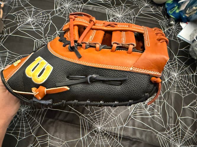 Wilson A2000 RH 1st base Baseball Glove 12.5" (New)