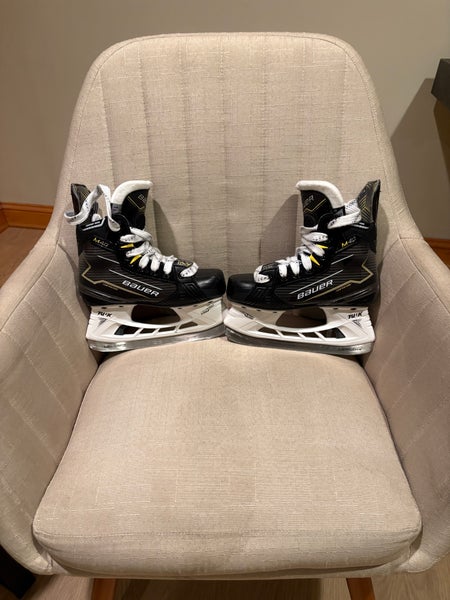 2024 Bauer Supreme M40 Hockey Skates Regular Width Size 1.5 (Used for less then 2 hours)