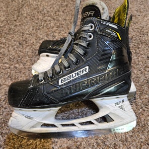 2022 Bauer Supreme Ignite Pro Hockey Skates Regular Width Size 2 (Used)