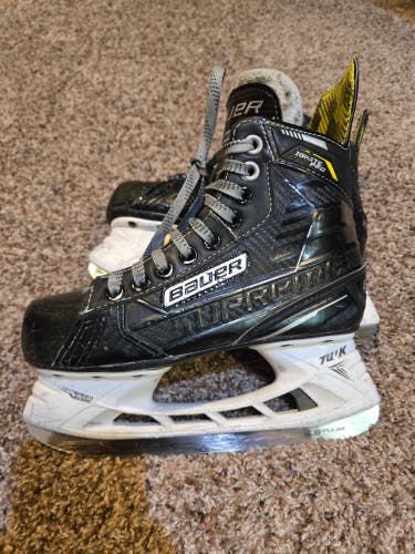 2022 Bauer Supreme Ignite Pro Hockey Skates Regular Width Size 2 (Used)