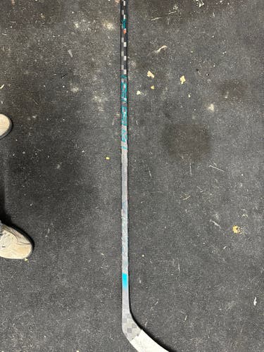 Intermediate CCM Vizion Right Handed Hockey Stick P28 (New)