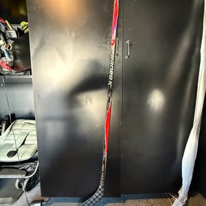 Intermediate Bauer Vapor FlyLite Right Handed Hockey Stick P28 65 Flex (New)