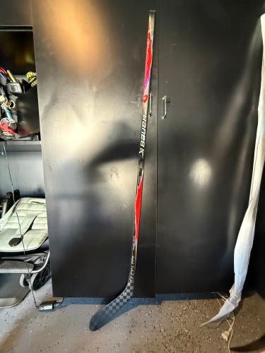 Intermediate Bauer Vapor FlyLite Right Handed Hockey Stick P28 65 Flex (New)