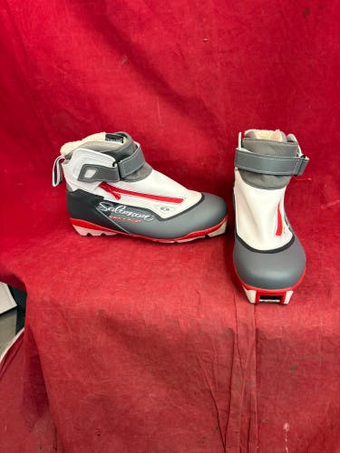 Classic Size 8.0 Salomon Cross Country Ski Boots (Used)
