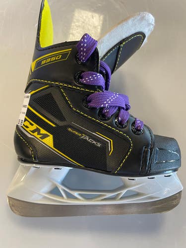 Used CCM 9350 SUPER TACKS Youth Hockey Skate Youth 07.0 11860-S000299094