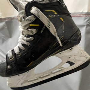 2023 Bauer Supreme M5 Pro Hockey Skates Wide Width Size 3.5 (Used)