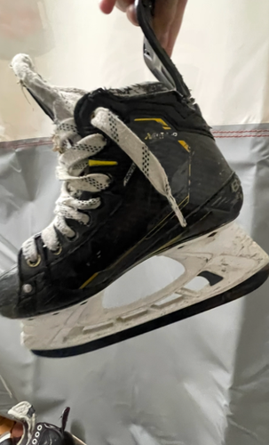 2023 Bauer Supreme M5 Pro Hockey Skates Wide Width Size 3.5 (Used)