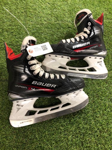 Intermediate Bauer Vapor X4 Hockey Skates Size 5.5 (Used)