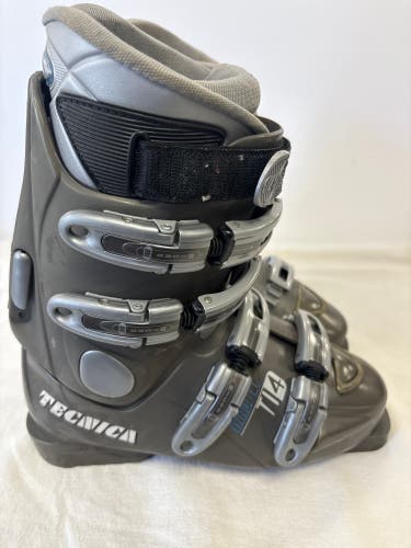 Mondo 26 & 26.5 Unisex Tecnica Ski Boots (Used).    c