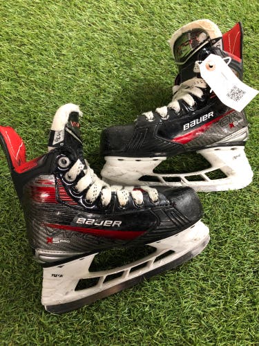 Youth Bauer Vapor X5 Pro Hockey Skates Regular Width 13.5 (Used)