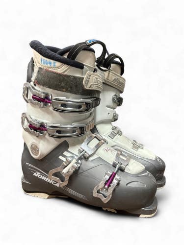 WOMEN'S NORDICA NXT X75R SKI BOOTS (GREY/WHITE) GOOD HEELS & TOES SIZE: 25.5